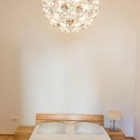 Lion 2, Big Size, High Ceilings, Garden Apartamento *
